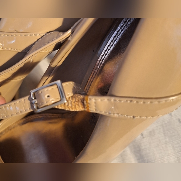 🐼CHINESE LAUNDRY women's beige heels. Close toed with buckle straps. Size 10 - Picture 6 of 11